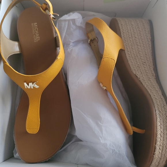 Mk Sandals - Picture 3 of 4